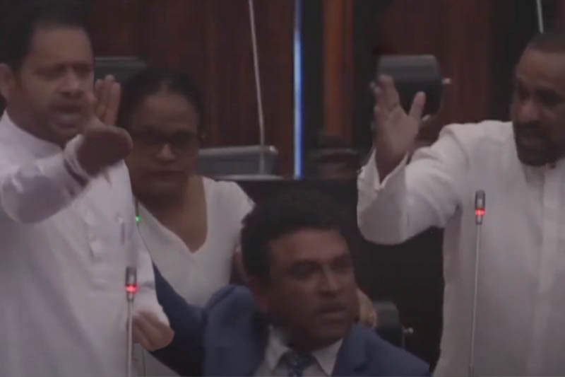 அதிஉயர் சபையில் மீண்டும் ‘அசிங்கமான’ சண்டை!